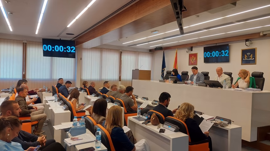 (VIDEO) Skupština Budve usvojila 26 od 31 tačke dnevnog reda, ključna odluka o privremenim objektima