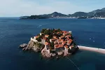 Sveti Stefan: Radnja za obuću u Čileu i zatvoreni grad hotel u Budvi