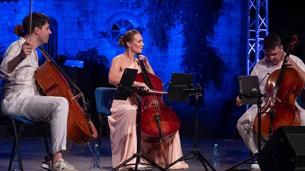 Ansambl „Tree Cellos“ oduševio publiku u Starom gradu: Virtuozna interpretacija kompozicija „Od tišine do oluje“
