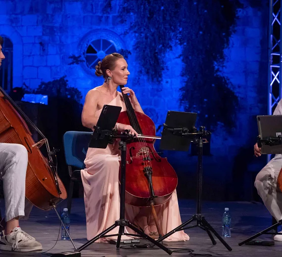 Ansambl „Tree Cellos“ oduševio publiku u Starom gradu: Virtuozna interpretacija kompozicija „Od tišine do oluje“